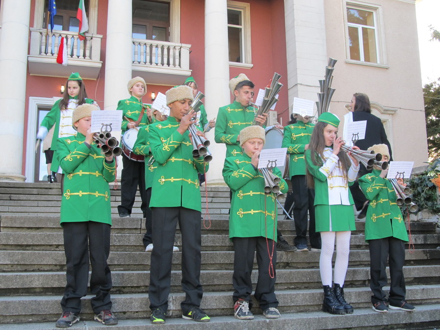 С богат концерт учители и деца на СУ "М. Райкович" отбелязаха празника на патрона