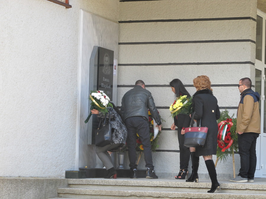 Цветя за загиналия Емил Шарков бяха поднесeни на плочата му в Лясковец