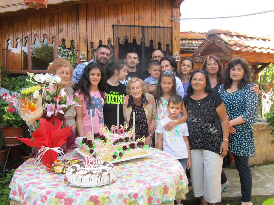 Стотния рожден ден на баба Иванка от Козаревец уважи лясковският кмет