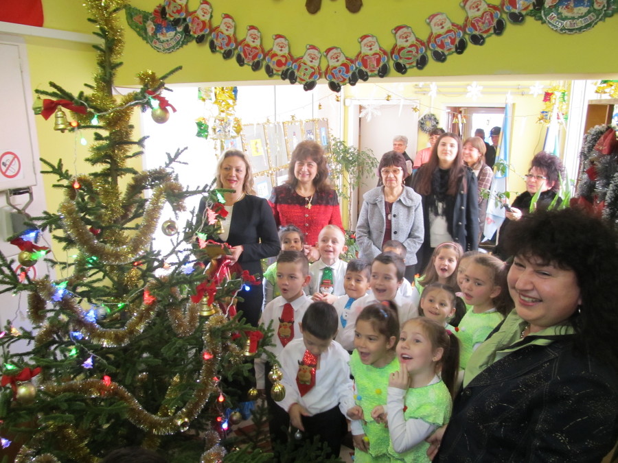 Лясковски деца украсяваха елха заедно с кмета и с директора на Горското стопанство