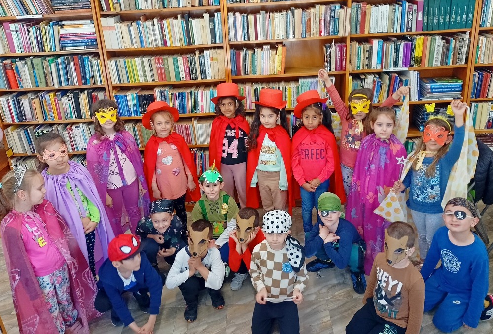 Деца посетиха библиотечните специалисти преди празника им, влязоха в ролята на приказни герои и учиха как се става библиотекар