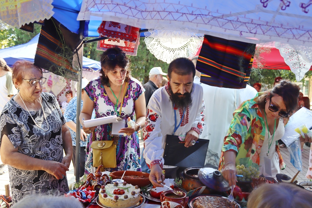 В тринадесетия фестивал „Пъстра трапеза“ кулинари от региона представиха 170 български гозби