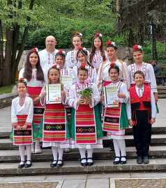 Драгижевската Детска фолклорна група „Китчица“ с…