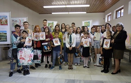 Ученици рисуваха за фолклорните празници на своя…