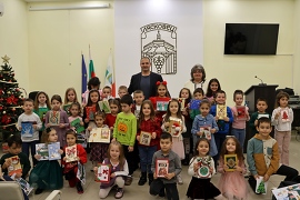 210 Коледни честитки изработиха децата от Община…