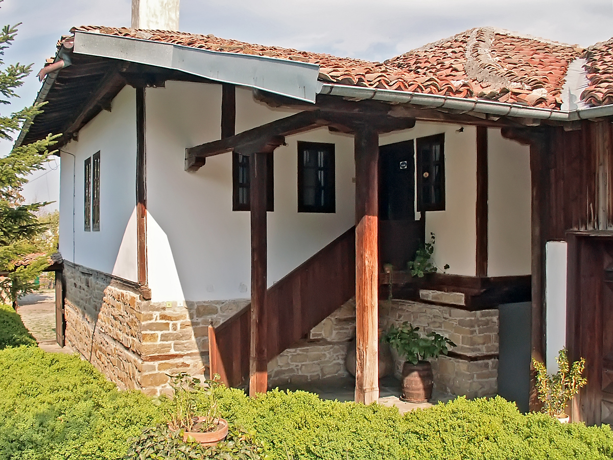 Хаджиниковата къща - изглед откъм двора
